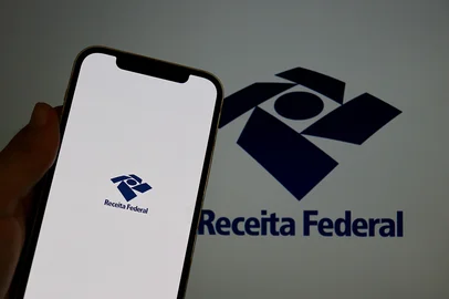 Receita Federal do Brasil logo on smartphone screen. Brazil federal revenue. Foto: Blossom Stock Studio / stock.adobe.comFonte: 1814399299<!-- NICAID(16214818) -->