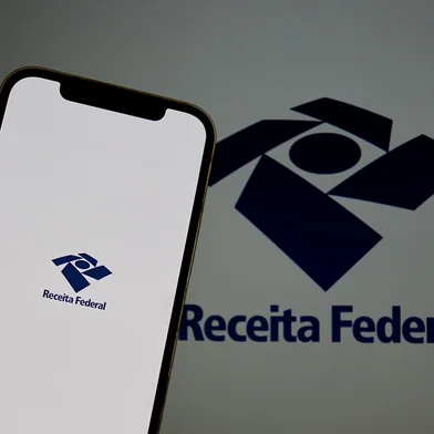 Receita Federal do Brasil logo on smartphone screen. Brazil federal revenue. Foto: Blossom Stock Studio / stock.adobe.comFonte: 1814399299<!-- NICAID(16214818) -->