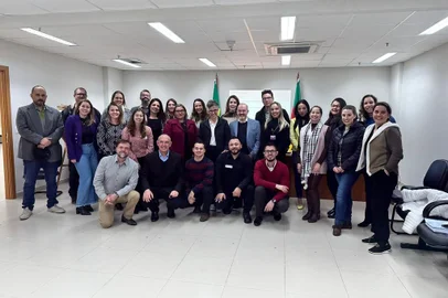 Cejusc regional de Caxias promove Semana da Conciliação em novembro para casos de direito do consumidor, juiz de direito, coordenador do Regional de Caxias do Sul, Clóvis Mattana Ramos, com alunos do curso de mediação e conciliação do Cejusc. Clóvis esta agachado sendo o segundo da esquerda para a direita<!-- NICAID(15512867) -->