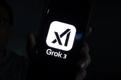 Qingdao,China-Feb.14.2025:Elon Musk says Grok 3 in final stages, outperforming all chatbotsFonte: 1271369187<!-- NICAID(15978620) -->