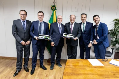 Geraldo Alckmin recebe comitiva gaúcha para falar sobre o transporte intermunicipalO crédito é Gaza viatura <!-- NICAID(15979861) -->