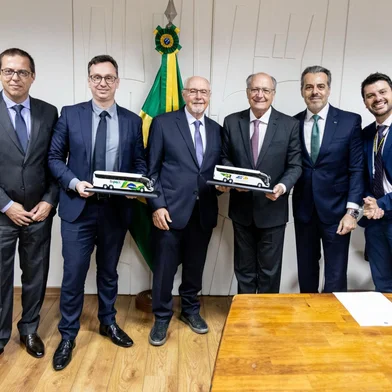 Geraldo Alckmin recebe comitiva gaúcha para falar sobre o transporte intermunicipalO crédito é Gaza viatura <!-- NICAID(15979861) -->