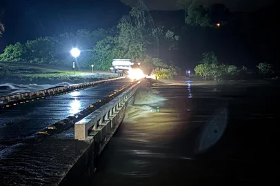 Ponte entre Bento Gonçalves e Cotiporã tem trânsito bloqueado em função da chuva<!-- NICAID(16062352) -->