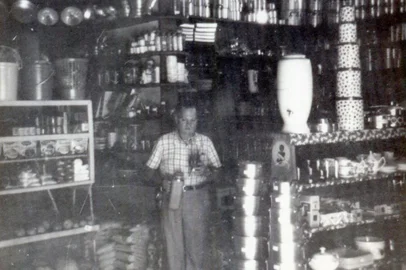 Caxias, 1977: seu Luiz Tonietto tomando um “chimas” no interior do secos & molhados que marcou época em frente ao quartel<!-- NICAID(14724486) -->