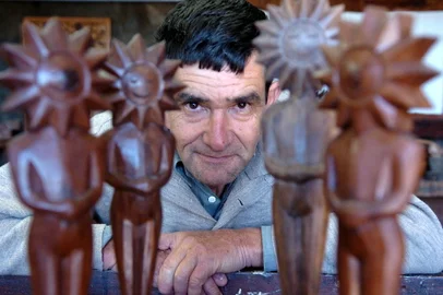 ***  Kikito1  ***Orival da Silva Marques, o seu Xixo, é escultor e produzia o Kikito, em madeira, até o 16 Festival de Cinema de Gramado.pauta especial para o caderno<!-- NICAID(1144042) -->