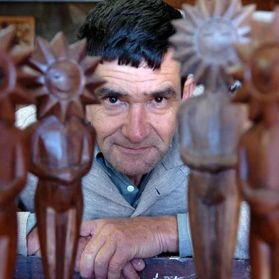 ***  Kikito1  ***Orival da Silva Marques, o seu Xixo, é escultor e produzia o Kikito, em madeira, até o 16 Festival de Cinema de Gramado.pauta especial para o caderno<!-- NICAID(1144042) -->