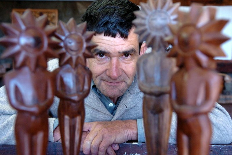 ***  Kikito1  ***Orival da Silva Marques, o seu Xixo, é escultor e produzia o Kikito, em madeira, até o 16 Festival de Cinema de Gramado.pauta especial para o caderno<!-- NICAID(1144042) -->