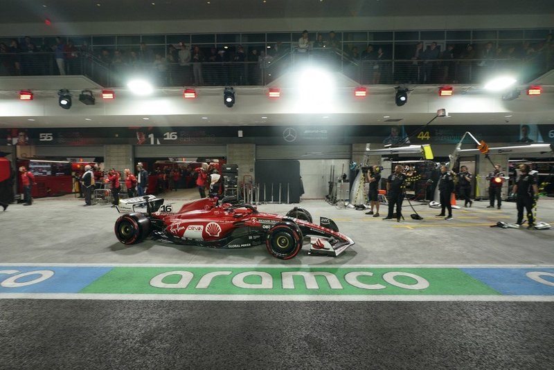 Com dobradinha da Ferrari, Sainz domina treino dois para o GP de