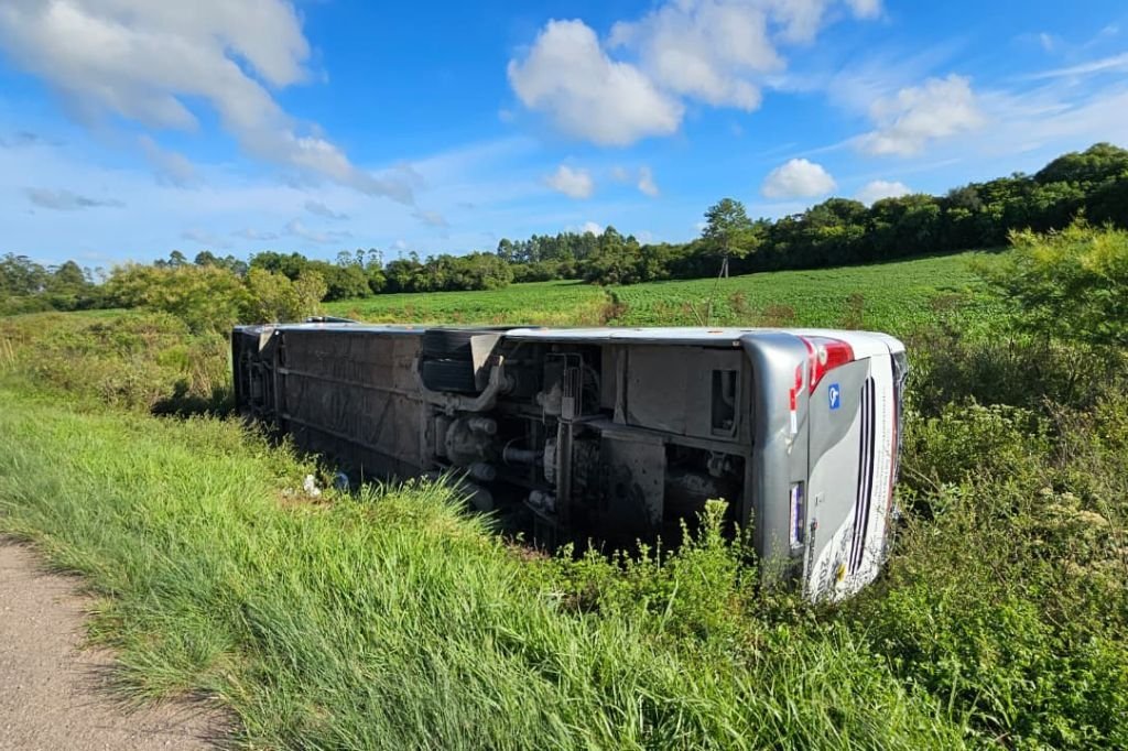 &Ocirc;nibus com 35 passageiros tomba na BR-293 ap&oacute;s motorista parar no acostamento