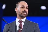 Annual Conservative Political Action Conference (CPAC)Brazilian politician Eduardo Bolsonaro, son of Jair Bolsonaro, speaks during the annual Conservative Political Action Conference (CPAC) at the Gaylord National Resort & Convention Center at National Harbor in Oxon Hill, Maryland, on February 20, 2025. (Photo by SAUL LOEB / AFP)Editoria: POLLocal: Oxon HillIndexador: SAUL LOEBSecao: politics (general)Fonte: AFPFotógrafo: STF<!-- NICAID(16130530) -->