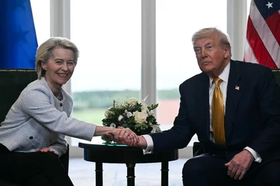 US President Donald Trump (R) shakes hands with European Commission President Ursula von der Leyen (L) after agreeing on a trade deal between the two economies following their meeting, in Turnberry south west Scotland on July 27, 2025, on the third day of his visit to the country, since his second tenure as President began. US President Donald Trump said on July 27, 2025 that he had reached a trade agreement with European Union chief Ursula von der Leyen. "We have reached a deal. It's a good deal for everybody," Trump told reporters after talks with von der Leyen at his golf resort in Turnberry, Scotland. The EU chief also hailed it as a "good deal". (Photo by Brendan SMIALOWSKI / AFP)<!-- NICAID(16088618) -->