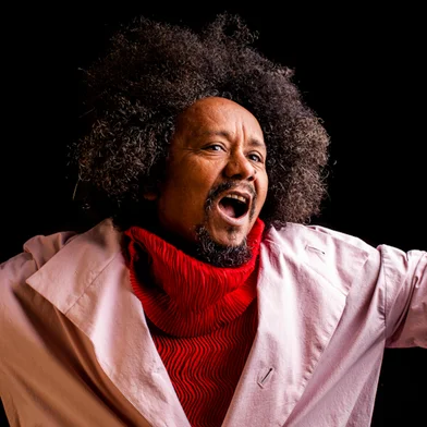 Iniciada com destaques emergentes da cena local, a série de lives No Meu Canto agora alcança dimensão nacional. O projeto, criado pelo Instituto de Cultura da PUCRS, recebe nesta quinta-feira, às 21h, o cantor e compositor paraibano Chico César, consolidando a disposição em agregar artistas de diferentes regiões, após a participação da carioca Ana Frango Elétrico. A transmissão será realizada pelo Instagram, a partir do perfil @pucrscultura.<!-- NICAID(14502832) -->