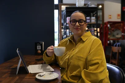 Porto Alegre, RS, Brasil - Febre das cafeterias – Entre reuniões online, xícaras de café e instantes de respiro, Taysi Borraz transforma os cafés de Porto Alegre em extensão de sua casa e escritório. Presença constante em espaços como a Oh Bruder, ela ilustra uma tendência cada vez mais forte: a de quem enxerga nesses ambientes não apenas produtividade, mas também acolhimento e autocuidado.Indexador: jeff botega<!-- NICAID(16102553) -->