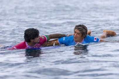 (L-R) Gabriel Medina of Team Brazil and Kanoa Igarashi shake hands following their heat  during round three of surfing on day three of the Olympic Games Paris 2024 on July 29, 2024 in Teahupo'o, French Polynesia. (Photo by Ed Sloane / POOL / AFP)<!-- NICAID(15827108) -->