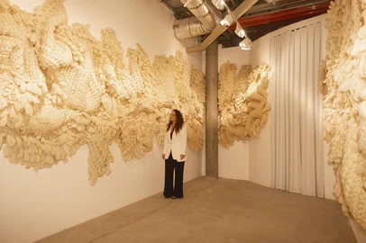 Pablo Quoos / Divulgação Em sua primeira exposição individual em São Paulo, a artista gaúcha Sandra Anselmi apresenta “Natureza Tecida – Somos Um Único Fio”, na Mata Lab, plataforma de criadores de moda, beleza, design e arte da Mata São Paulo, Cidade Matarazzo.<!-- NICAID(16304131) -->