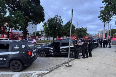 CEARÁ - Uma investigação da Polícia Civil do Rio Grande do Sul desarticulou um esquema envolvendo falsos advogados, que se apresentavam em nome de escritórios do Estado, e enganavam clientes à espera de ações previdenciárias. Suspeitos de integrarem o grupo por trás desse golpe são alvo de operação nesta quinta-feira (27), no Ceará.<!-- NICAID(16004400) -->