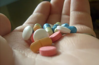 No Brasil, há uma cultura bastante arraigada em muitos lares que é a farmacinha doméstica. Analgésicos, antibióticos, antiinflamatórios e antidepressivos são os mais consumidos. De acordo com o oftalmologista do Instituto Penido Burnier, Leôncio Queiroz Neto, no entanto, o que poucos sabem é que a lista de remédios fotossensibilizantes, ou seja, que aumentam a sensibilidade à luz solar, soma mais de 300 drogas., 19/10/2010<!-- NICAID(6039563) -->