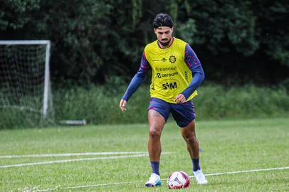 Vitor Soccol / SER Caxias/Divulgação Zagueiro Andrés Robles é anunciado pelo Caxias como reforço para 2026.<!-- NICAID(16184333) -->