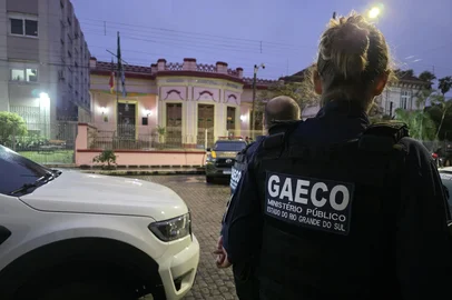 Uma operação do Ministério Público (MP/RS) cumpre mandados de busca e apreensão contra o presidente da Câmara dos Vereadores de Pelotas, Michel Escalante, o Michel Promove (PP) na manhã desta sexta-feira (14). Além dele, são alvos os vereadores Cesar Brisolara, conhecido como Cesinha (PSB), e Cauê Fuhro Souto (Podemos). São 33 alvos ao todo.<!-- NICAID(16345849) -->