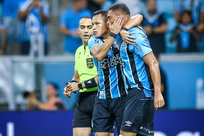 Gremio x RB BragantinoRS - FUTEBOL/CAMPEONATO BRASILEIRO 2026/GREMIO x RB BRAGANTINO - ESPORTES - Lance da partida entre Gremio e RB Bragantino disputada na noite desta quinta-feira, na Arena do Gremio, em partida valida pela Campeonato Brasileiro 2026. FOTO: LUCAS UEBEL/GREMIO FBPAEditoria: SPOLocal: Porto AlegreIndexador: Lucas UebelSecao: futebolFonte: Gremio.netFotógrafo: Gremio x RB Bragantino<!-- NICAID(16244458) -->