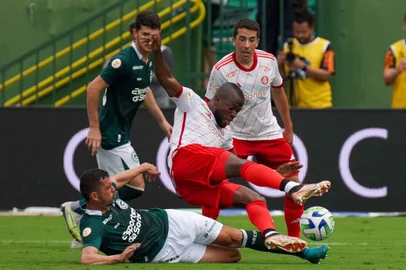 GO - BRASILEIRÃO/GOIÁS X INTERNACIONAL - ESPORTES - Lance da partida entre as equipes do Goiás (GO) e do Inter  (RS), válida pela p22ª rodada do Campeonato   Brasileiro da Série A de 2023, realizada no Estádio da Serrinha, em Goiânia (GO), na tarde deste sábado (02).   02/09/2023 - Foto: LIDIANA MATOS/AGÊNCIA F8/ESTADÃO CONTEÚDO<!-- NICAID(15529757) -->
