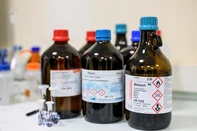 A photo shows bottles of methanol and ethanol sitting on the worktop of a laboratory at the Yeditepe University,  in Istanbul on February 19, 2025. Speaking at his laboratory at Istanbul's Yeditepe University, Aydin explains how lethal it can be to drink just one glass of fake vodka made from methylated alcohol, adding the difference between ethanol, which is used for making spirits, and methanol, which is used in varnishes and antifreeze, is only visible in a laboratory. The head of the Tekel association of alcohol retailers, blames the crippling taxes imposed by the government, adding people have no choice but to seek out alternatives. (Photo by Yasin AKGUL / AFP)Editoria: HTHLocal: IstanbulIndexador: YASIN AKGULSecao: diseaseFonte: AFPFotógrafo: STF<!-- NICAID(16135349) -->