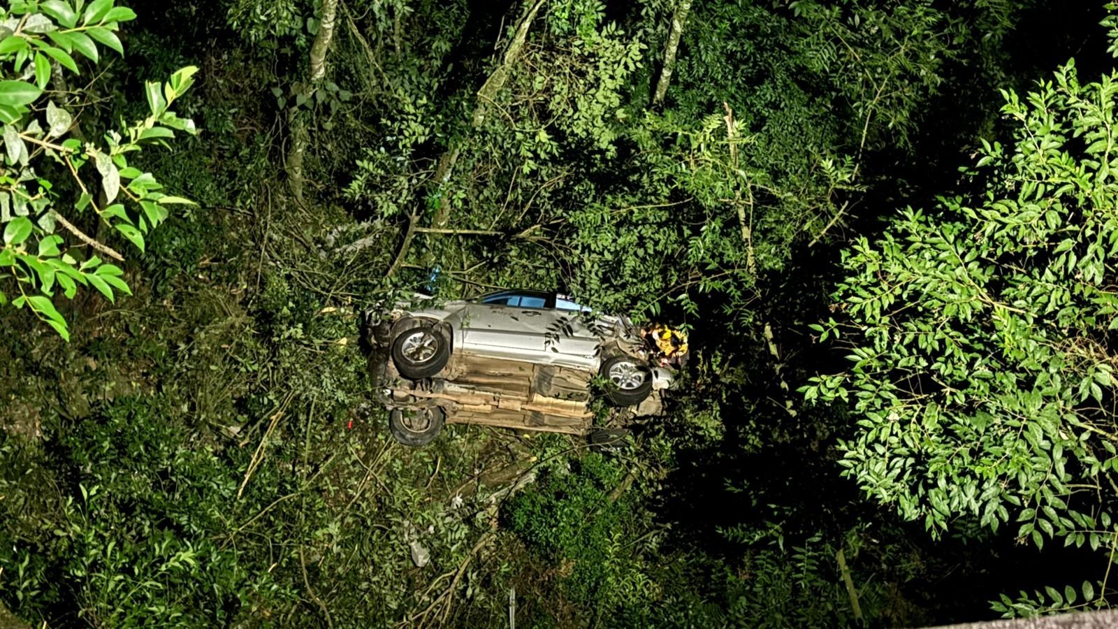 Homem sobrevive ap&oacute;s carro despencar 25 metros de ponte na RS-446, em Carlos Barbosa