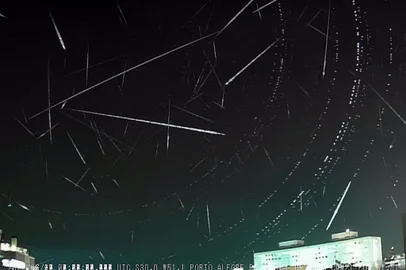 registros da Chuva de Meteoros Delta Aquáridas do Sul em 4 cidades durante os três dias do pico máximo. A Chuva de Meteoros Delta Aquáridas do Sul está no príodo máximo desde 29/07 e ainda permanecerá até o início de agosto. Os meteoros Delta Aquáridas são fragmentos do Cometa 96P Machholz, descoberto em 1986 por Donald Machholz. A melhor direção para serem visualizados é ao leste onde nasce o Sol, também a nordeste e sudeste a partir das 3:00h. Na sequência veja a sobreposição dos meteoros registrados em câmeras do Observatório Heller&Jung instaladas em Porto Alegre, Gramado, Novo Hamburgo e Taquara.<!-- NICAID(15163261) -->