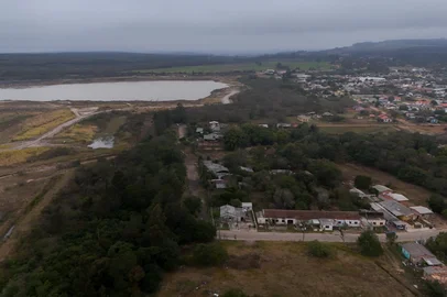 ARROIO DOS RATOS, RS, BRASIL, 09-07-2025: Com chuvas, área da mina de carvão da Copelmi provoca inundação de bairros de Arroio dos Ratos. Diques que compõem a estrutura da mina afetam o escoamento natural das águas em casos de chuva forte por um riacho local. O efeito é um represamento e o retorno da água provocando enchentes na cidade. Foto: Jonathan Heckler/Agência RBSLocal: Arroio dos Ratos<!-- NICAID(16076504) -->