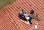 PRF resgata bebê e mulher de telhado em Roca Sales