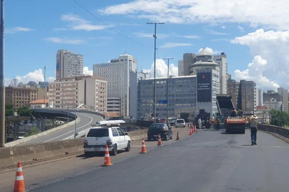 Ian Tâmbara / Agência RBS Problema em usina de asfalto causou atraso em obra na avenida Castello Branco. Nova estimativa prevê que primeiras pistas sejam liberadas ainda nesta terça-feira (13)<!-- NICAID(16203301) -->