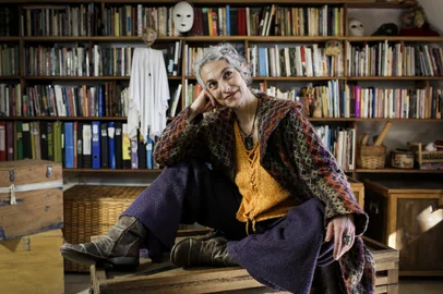 Porto Alegre, RS, Brasil, 01-07-2022: A atriz e escritora Deborah Finocchiaro em casa, no bairro Santa Teresa. Conhecida principalmente pela atuação no teatro, ela lança o primeiro livro infantil: Baile das Letrinhas.Indexador: Mateus Bruxel<!-- NICAID(15138012) -->
