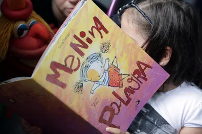 PORTOALEGRE-RS-BR-DATA:20141210Feira do livro infantil na ala de pediatria do Hospital São Lucas.Mônica Morél Martins(12 anos), ganhou muitos livros e se divertiu na feira de livro infantil.FOTÓGRAFO:TADEUVILANI-20141210Indexador: Carlos Macedo<!-- NICAID(11049134) -->