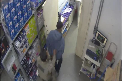 Três homens foram presos na noite dessa sexta-feira dentro de uma loja após fazer funcionários reféns na zona norte de Porto Alegre<!-- NICAID(15144666) -->