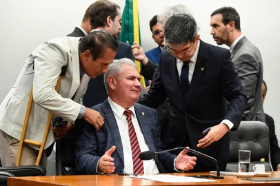 ComissÃ£o Mista de Planos, OrÃ§amentos PÃºblicos e FiscalizaÃ§Ã£o (CMO) realiza reuniÃ£o para analisar o relatÃ³rio final do Projeto de Lei do Congresso Nacional nÂ° 26, de 2024 (PLN 26/2024-CN) que "estima a receita e fixa a despesa da UniÃ£o para o exercÃ­cio financeiro de 2025". Mesa: deputado Carlos Henrique Gaguim (UniÃ£o-TO);relator do PLN 26/2024, senador Angelo Coronel (PSD-BA);lÃ­der do governo no Congresso Nacional, senador Randolfe Rodrigues (PT-AP).Foto: Roque de Sá/Agência SenadoLocal: BrasÃ­liaIndexador: Roque de SÃ¡Fonte: AgÃªncia SenadoFotógrafo: s<!-- NICAID(15999655) -->