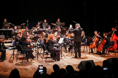 Nos dias 01 e 04 de dezembro, às 20h, junto ao Instituto de Leitura Quindim, localizado no Pátio Eberle, no centro de Caxias do Sul, os dois concertos, batizados de Música e Movimento, levarão ao palco mais de noventa alunos de Iniciação Musical das Casas Florescer e da Casa Brasil (Mão Amiga) e de Aprendizagem Instrumental.<!-- NICAID(15605866) -->