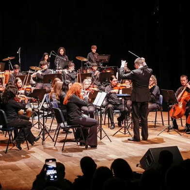 Nos dias 01 e 04 de dezembro, às 20h, junto ao Instituto de Leitura Quindim, localizado no Pátio Eberle, no centro de Caxias do Sul, os dois concertos, batizados de Música e Movimento, levarão ao palco mais de noventa alunos de Iniciação Musical das Casas Florescer e da Casa Brasil (Mão Amiga) e de Aprendizagem Instrumental.<!-- NICAID(15605866) -->