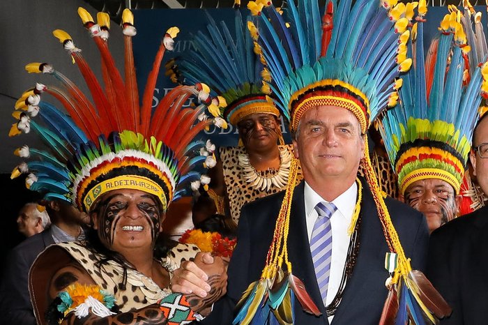 Bolsonaro usa cocar e recebe homenagem dada pelo governo por política  indígena | GZH