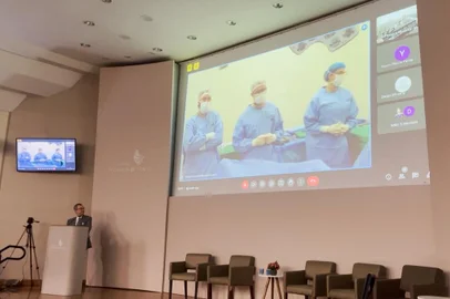 PORTO ALEGRE, RS - 11/08/2023 - HOSPITAL MOINHOS DE VENTO / CIRURGIA / REZUM / TRANSMISSÃO - cirurgia usando a técnica pioneira do Rezum foi transmitida ao vivo para os médicos presentes no lançamento da tecnologia no Hospital Moinhos de Vento.<!-- NICAID(15508165) -->