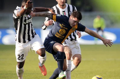 175984078Juventus' midfielder Kwadwo Asamoah and Juventus' defender Giorgio Chiellini vie for the ball with Hellas Verona's forward Juan Iturbe (C) during the Italian Serie A football match Hellas Verona Vs Juventus on February 9, 2014 at Bentegodi Stadium in Verona.  AFP PHOTO / MARCO BERTORELLO (Photo by MARCO BERTORELLO / AFP)Editoria: SPOLocal: VeronaIndexador: MARCO BERTORELLOSecao: soccerFonte: AFP<!-- NICAID(15485695) -->