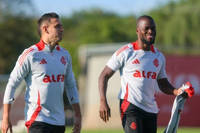 PORTO ALEGRE, RS, BRASIL - 25-04-2025: Os atacantes Rafael Borré (E) e Enner Valencia participam de treino do Inter no CT Parque Gigante. (Foto: Ricardo Duarte/Inter/Divulgação)<!-- NICAID(16057630) -->