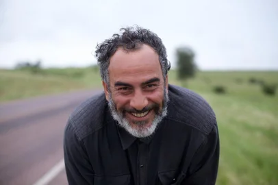 O cineasta e artista plástico Cao Guimarães chega a Caxias nesta semana para três atividades da terceira edição do Atelier NAV. Ele participará de um Master Class, na quinta (11), acompanhará uma sessão de seu longa “Espera”, sexta (12) e, no sábado (13), coordenará uma Oficina Audiovisual. Na abertura do Master Class, o público poderá rever alguns dos seus curtas exibidos na semana passada na FSG. A programação de exibição dos curtas ganhou novas datas (agenda completa no final do release). A programação gratuita é uma realização do Ponto de Cultura NAV – Núcleo Audiovisual FSG.<!-- NICAID(15423577) -->