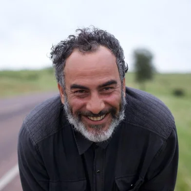 O cineasta e artista plástico Cao Guimarães chega a Caxias nesta semana para três atividades da terceira edição do Atelier NAV. Ele participará de um Master Class, na quinta (11), acompanhará uma sessão de seu longa “Espera”, sexta (12) e, no sábado (13), coordenará uma Oficina Audiovisual. Na abertura do Master Class, o público poderá rever alguns dos seus curtas exibidos na semana passada na FSG. A programação de exibição dos curtas ganhou novas datas (agenda completa no final do release). A programação gratuita é uma realização do Ponto de Cultura NAV – Núcleo Audiovisual FSG.<!-- NICAID(15423577) -->