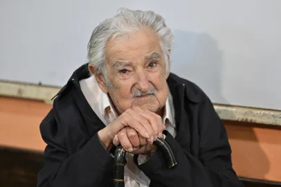 Uruguay's former President (2010-2015) Jose Mujica gestures while waiting to cast his vote during the presidential runoff election in Montevideo on November 24, 2024. Uruguayans go to the polls Sunday, with former history teacher Yamandu Orsi of the leftist Frente Amplio (Broad Front) and ex-veterinarian Alvaro Delgado of the National Party, a member of outgoing President Luis Lacalle Pou's center-right Republican Coalition, going head-to-head. (Photo by Santiago Mazzarovich / AFP)Editoria: POLLocal: MontevideoIndexador: SANTIAGO MAZZAROVICHSecao: electionFonte: AFPFotógrafo: STR<!-- NICAID(15920346) -->
