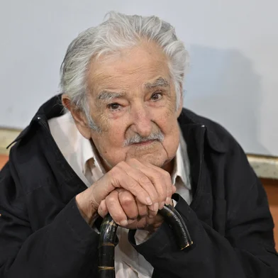 Uruguay's former President (2010-2015) Jose Mujica gestures while waiting to cast his vote during the presidential runoff election in Montevideo on November 24, 2024. Uruguayans go to the polls Sunday, with former history teacher Yamandu Orsi of the leftist Frente Amplio (Broad Front) and ex-veterinarian Alvaro Delgado of the National Party, a member of outgoing President Luis Lacalle Pou's center-right Republican Coalition, going head-to-head. (Photo by Santiago Mazzarovich / AFP)Editoria: POLLocal: MontevideoIndexador: SANTIAGO MAZZAROVICHSecao: electionFonte: AFPFotógrafo: STR<!-- NICAID(15920346) -->
