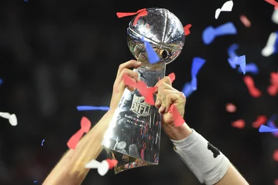 Super Bowl LI - New England Patriots v Atlanta FalconsTom Brady #12 of the New England Patriots holds the Vince Lombardi Trophy after defeating the Atlanta Falcons 34-28 in overtime during Super Bowl 51 at NRG Stadium on February 5, 2017 in Houston, Texas. The Patriots defeated the Falcons 34-28 after overtime. Timothy A. CLARY / AFPEditoria: SPOLocal: HoustonIndexador: TIMOTHY A. CLARYSecao: American footballFonte: AFPFotógrafo: STF<!-- NICAID(12717639) -->