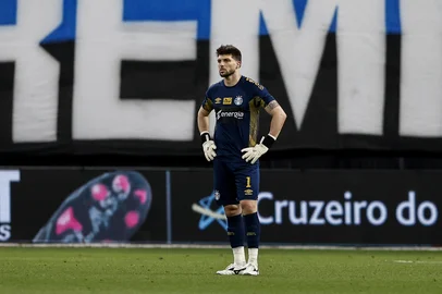 PORTO ALEGRE, RS, BRASIL, 02-12-2025: Grêmio vs Fluminense, na Arena, pelo Brasileirão Série A 2025. Na foto, o jogador do Grêmio, Tiago Volpi. Fotos: Duda Fortes/Agência RBS<!-- NICAID(16178963) -->
