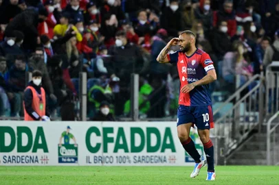 Cagliari's Brazilian midfielder Joao Pedro Galvao celebrates after scoring his team's first goal during the Italian Serie A football match between Cagliari and Juventus at the Unipol Domus stadium in Cagliari on April 9, 2022. (Photo by Alberto PIZZOLI / AFP)Editoria: SPOLocal: CagliariIndexador: ALBERTO PIZZOLISecao: soccerFonte: AFPFotógrafo: STF<!-- NICAID(15499269) -->