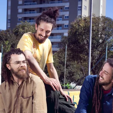 Grupo caxiense de reggael, Por Natureza se apresenta no Ccubo Multipalco, em Caxias do Sul, no próximo sábado (07/10). O show marca o retorno aos palcos, depois de sete anos de pausa.<!-- NICAID(15558013) -->