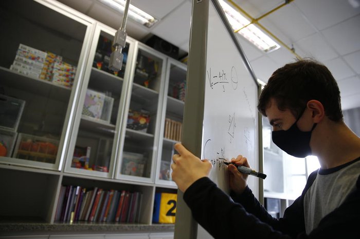 Jovem é monitor do laboratório de matemática da instituição onde estuda, em Porto Alegre